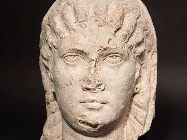 Yaklaşık 1.5 m yüksekliğinde bir kadın heykelinin başı. Roma İmparatorluğu Dönemi, MS 3. yüzyıl (erken Severan dönemi, yak. MS 200-235)